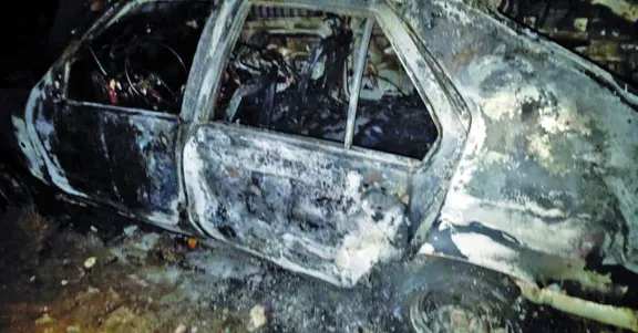 Prendieron fuego a un auto en un descampado e investigan si es robado