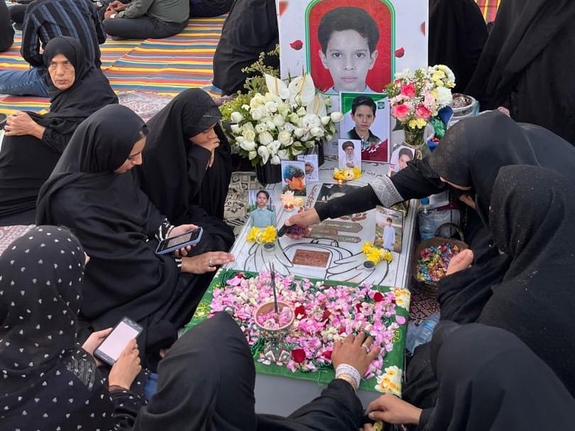 Familiares de los fallecidos en el bombardeo contra la escuela de Minab, en Irán, recuerdan a sus seres queridos en el cementerio de la ciudad, este jueves.