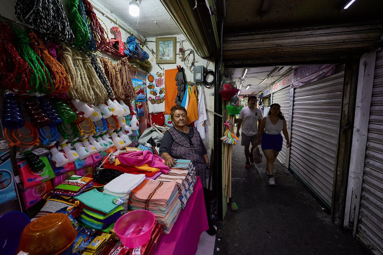 Manuela Vásquez Juárez vende articulos de limpieza en los pasos a desnivel de la Calzada de Tlalpan, en Ciudad de México.
