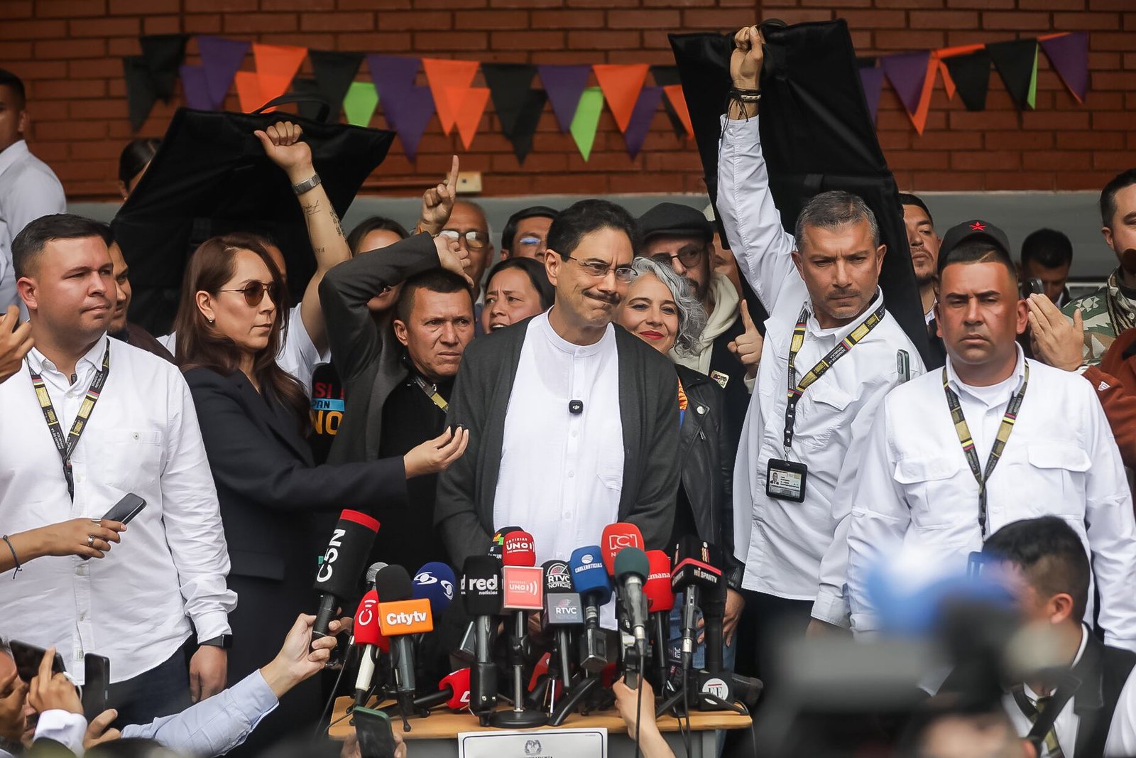 Iván Cepeda, en su puesto de votación, al sur de Bogotá, este domingo.