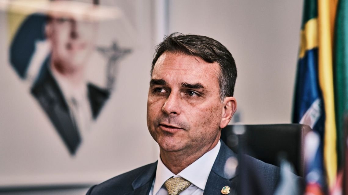 Revelan que Flávio Bolsonaro negoció fondos con un banquero preso para una película sobre Jair Bolsonaro