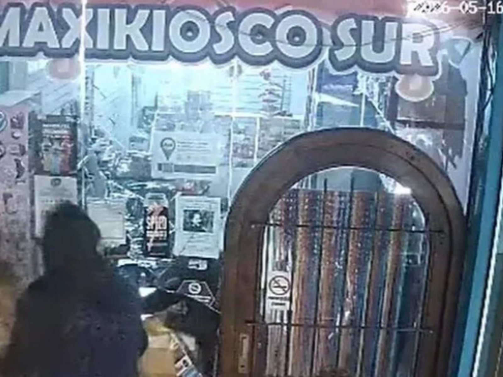 Robaron a caballo un kiosko en Miramar y se fueron al galope