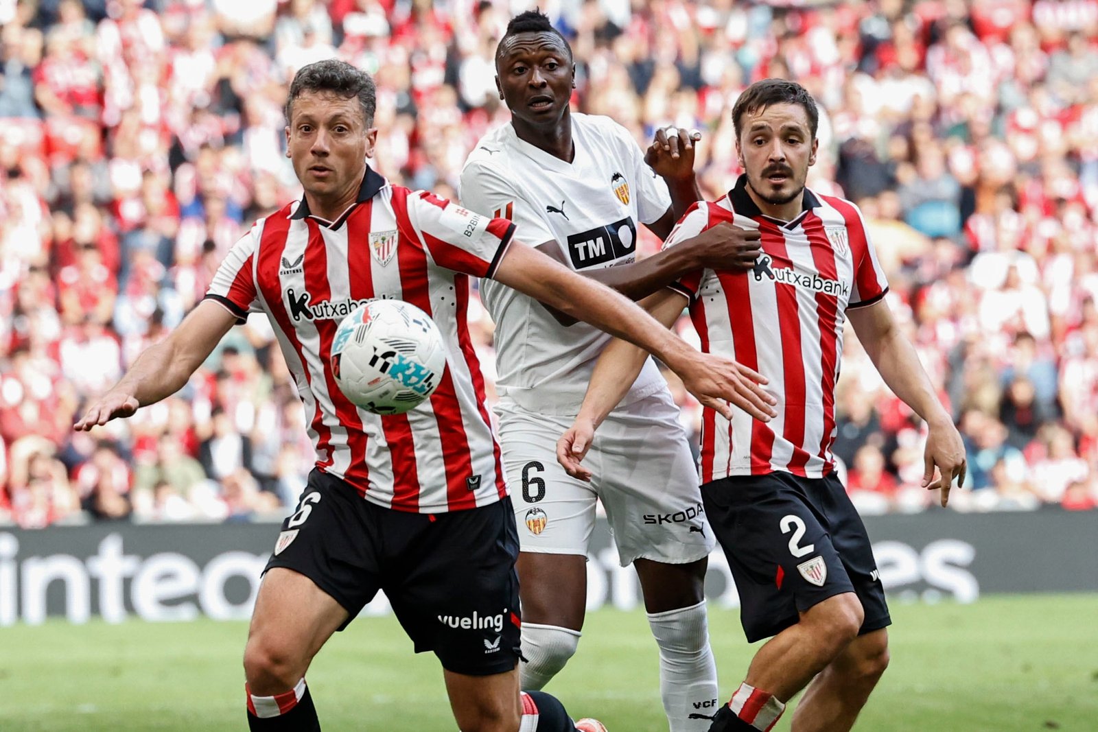 Sadiq acerca al Valencia a la permanencia en un partido que abandona lesionado Nico Williams