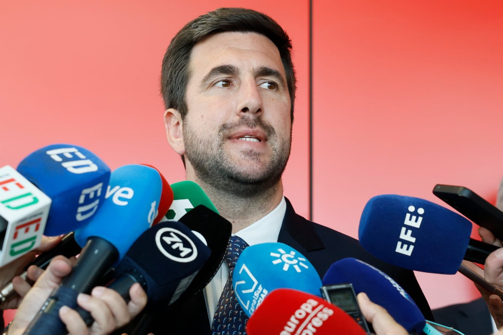Santander y BBVA deniegan el aval a Riquelme para presentarse a las elecciones del Real Madrid contra Florentino Pérez
