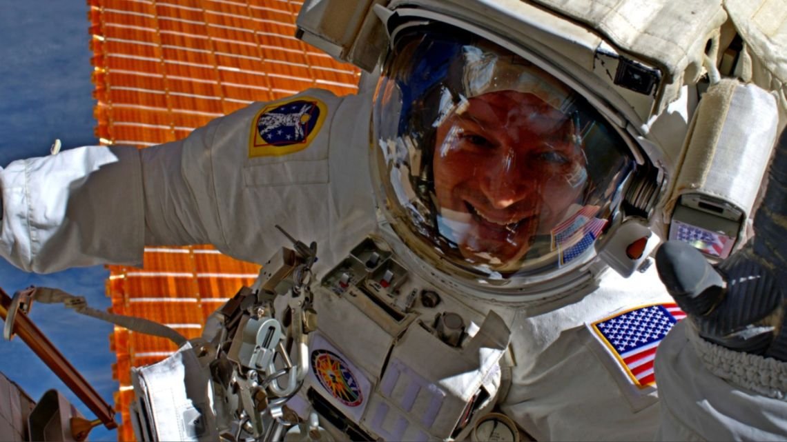 Se retira Andrew Morgan, el astronauta récord de los paseos espaciales de la NASA