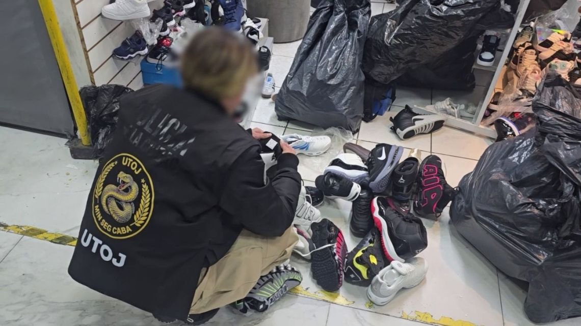 Secuestraron 5.000 pares de zapatillas truchas y $240 millones en mercadería ilegal