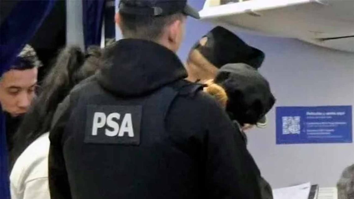Sexo en un avión: la abogada de la mujer demorada afirmó: “Todo lo que se dice es falso”