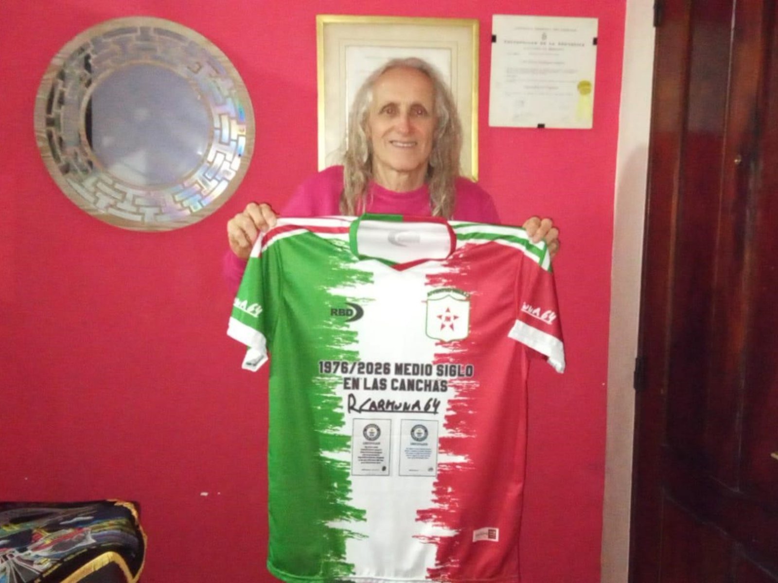 Sigue jugando con 64 años, tiene un récord Guinness y su sueño es regalarle su camiseta a Messi :: Olé