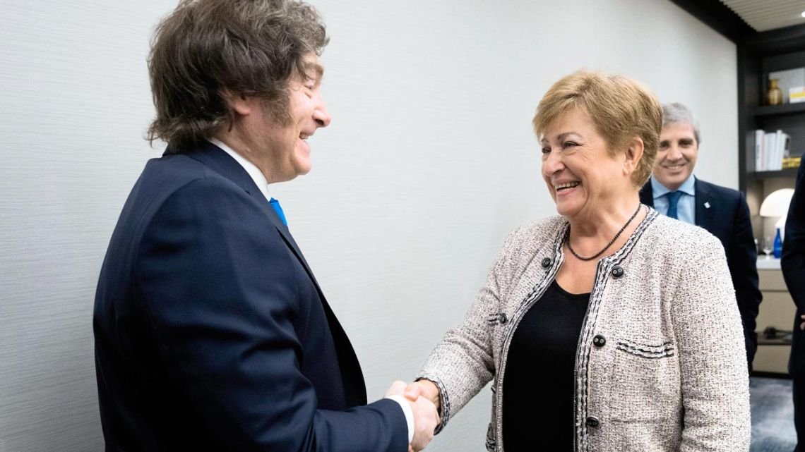 Subir el Monotributo y que más empleados paguen Ganancias: los cambios que el FMI le pidió a Argentina para que recaude más
