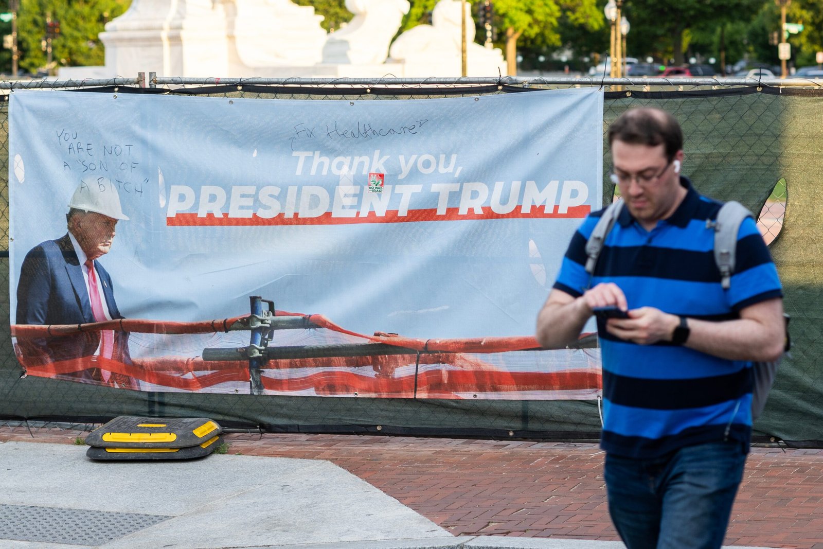 El retrato de Trump en una valla que la semana pasada tapaba las obras de la rotonda frente a la estación de trenes.