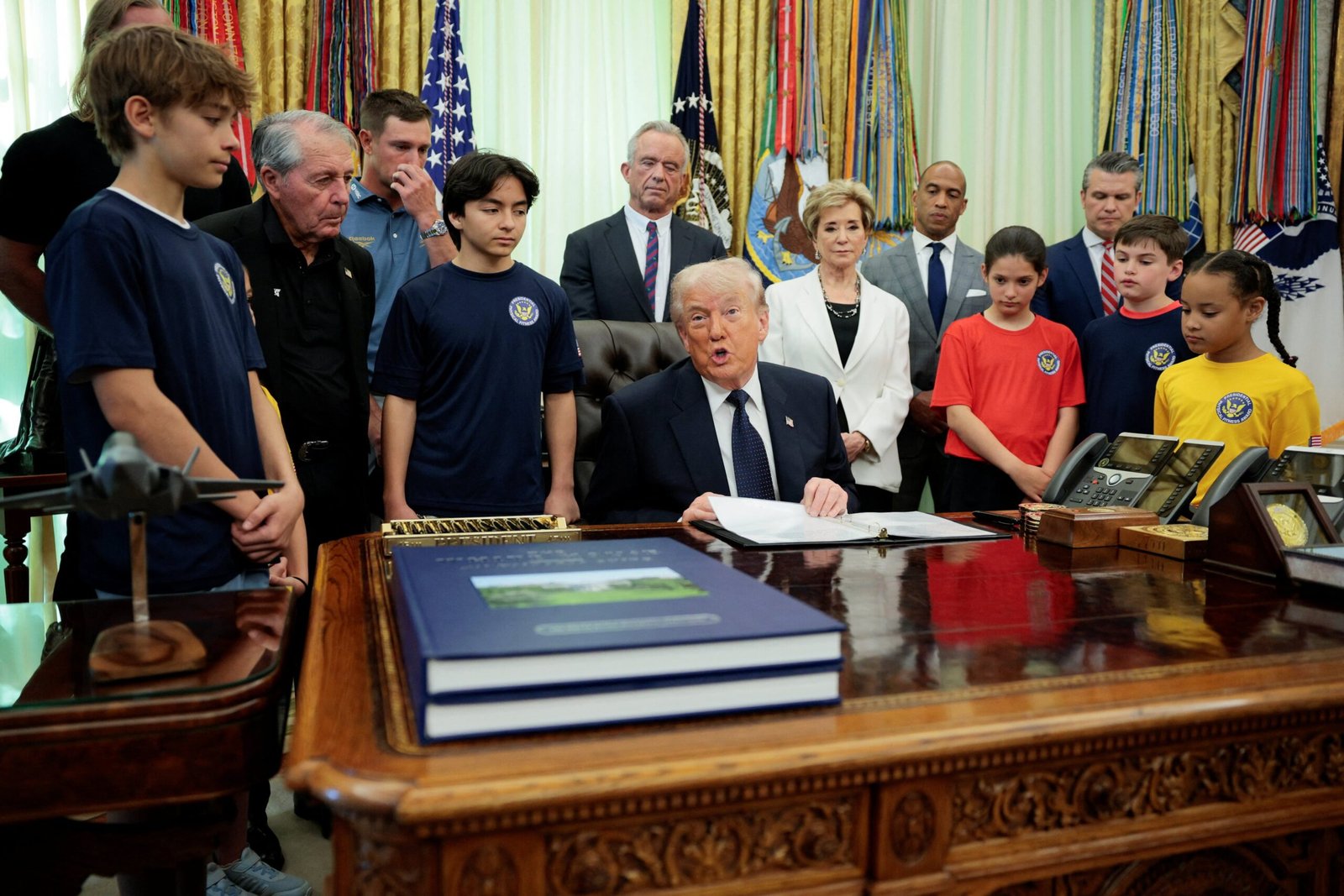 Trump pone en pausa la misión para guiar a buques mercantes en Ormuz