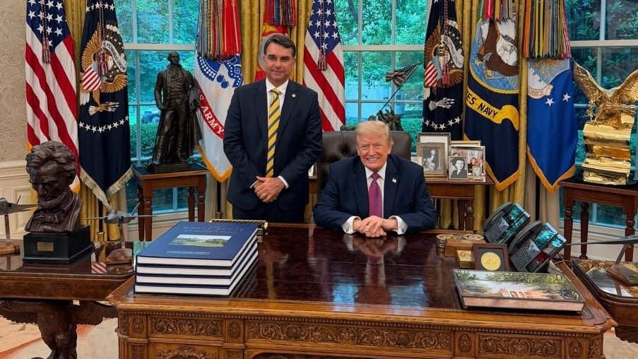 Trump recibe a Bolsonaro hijo en el Despacho Oval tres semanas después de Lula