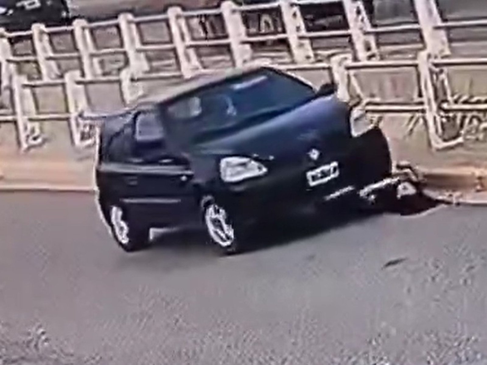 Tuvo un descuido y fue atropellada por su propio auto cuando intentaba arreglarlo