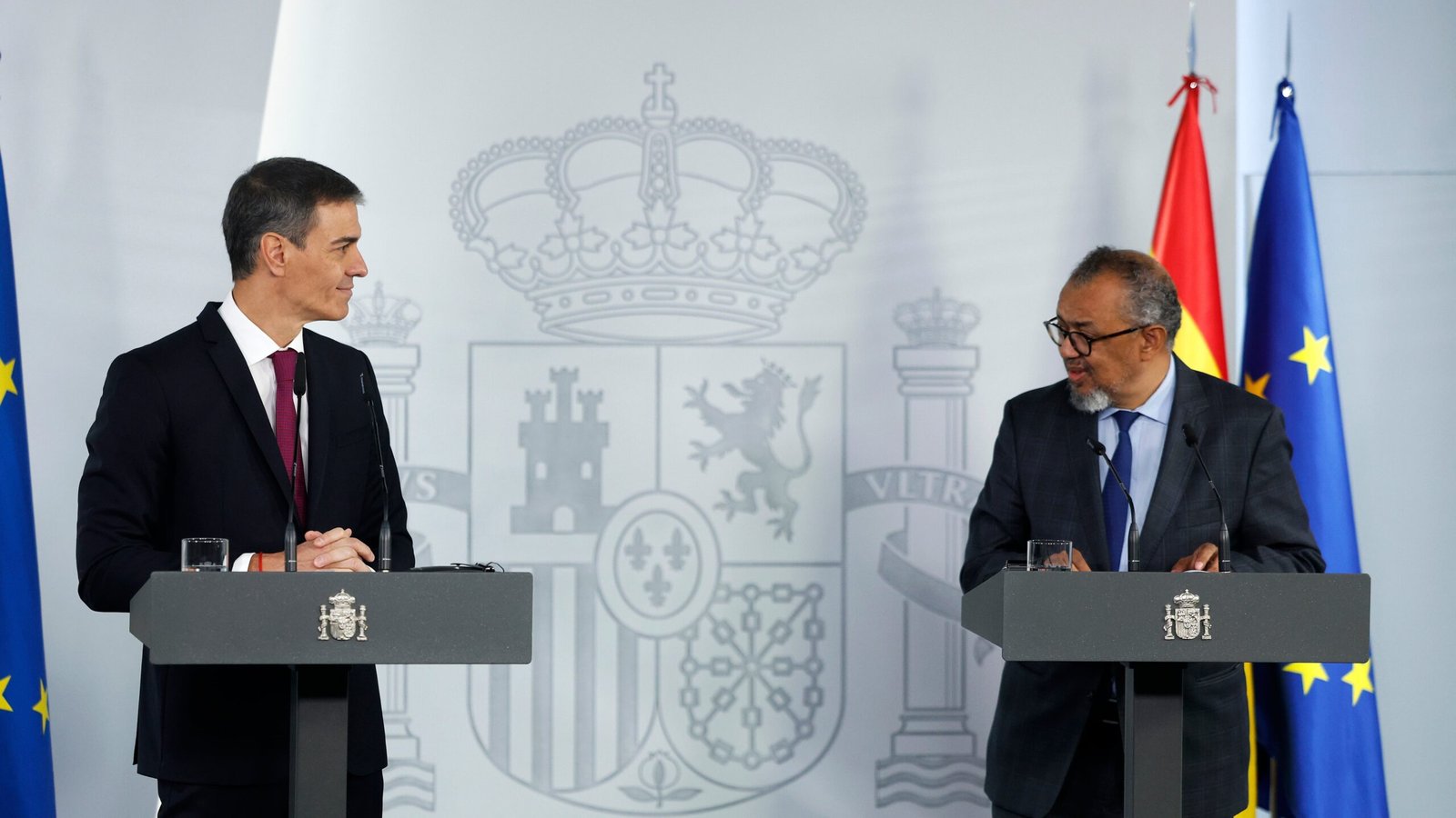 El presidente del Gobierno, Pedro Sánchez, y el director general de la Organización Mundial de la Salud, Tedros Adhanom, en Moncloa este martes.