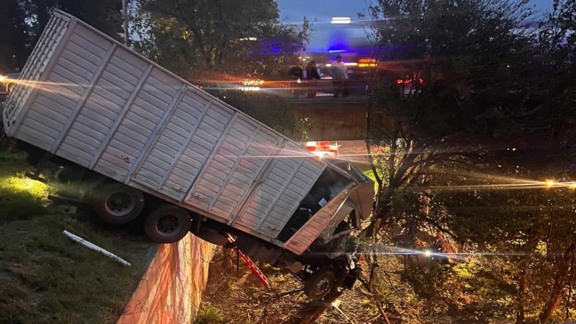 Un camión quedó colgando tras un choque en la autopista Córdoba-Rosario
