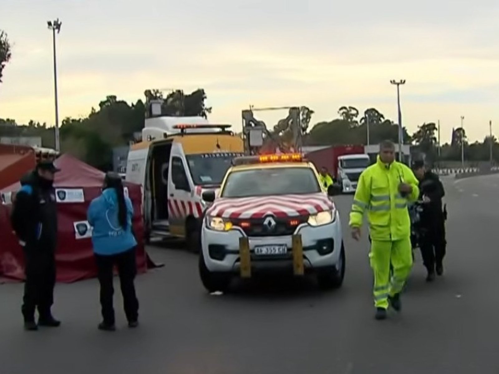 Un conductor atropelló y mató a un hombre en una autopista porteña, y tras el accidente se fugó