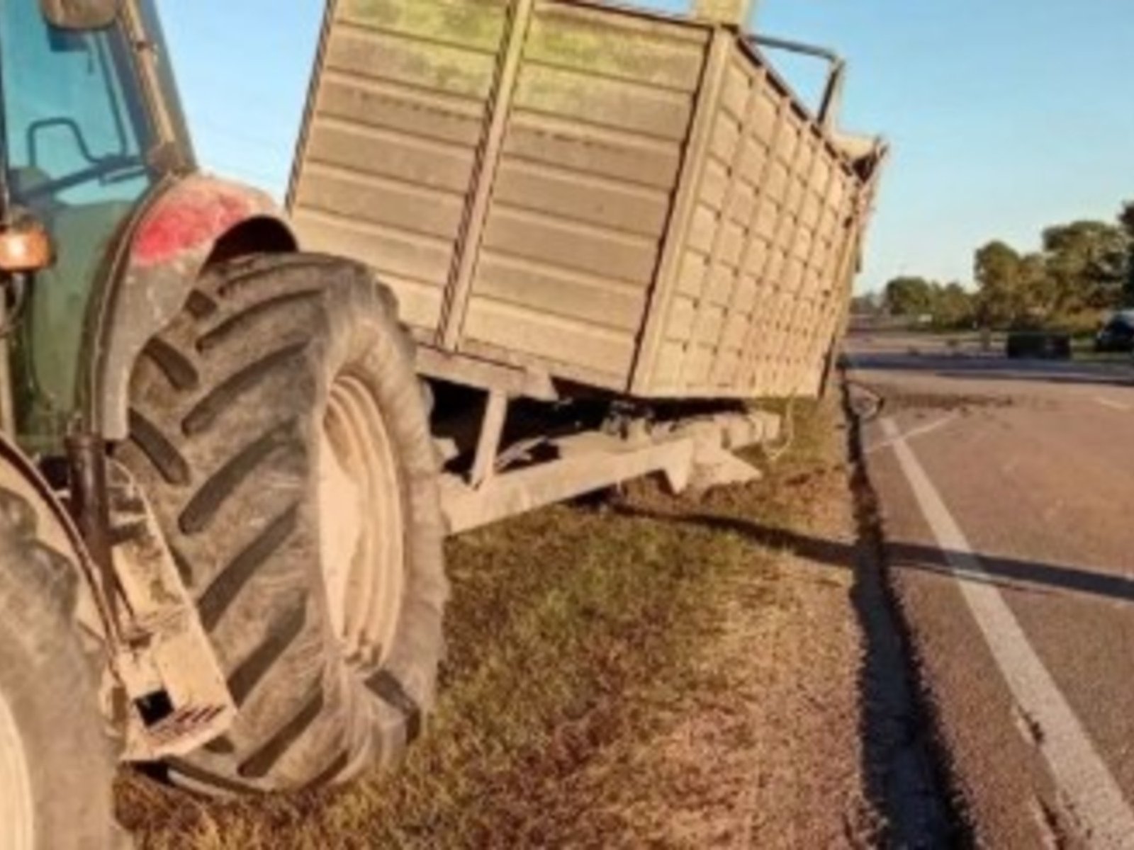 Un jefe policial murió al chocar con un tractor con acoplado en una ruta de Santa Fe