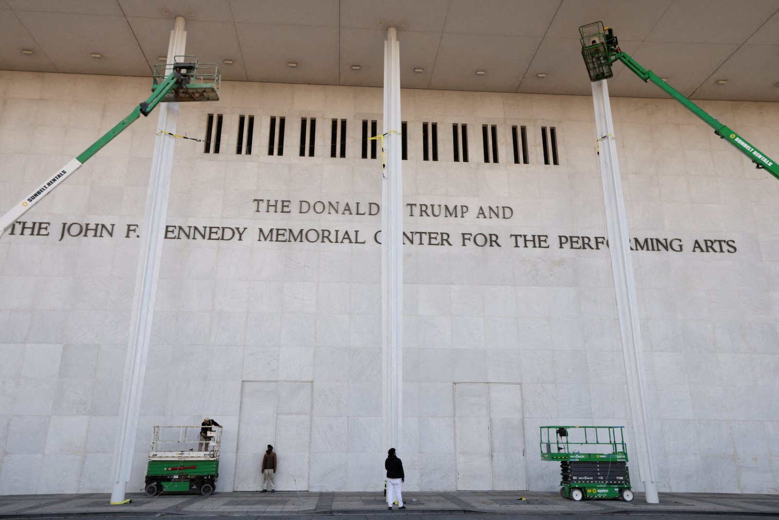 Un juez ordena retirar el nombre de Trump del Kennedy Center, el gran centro artístico de Washington