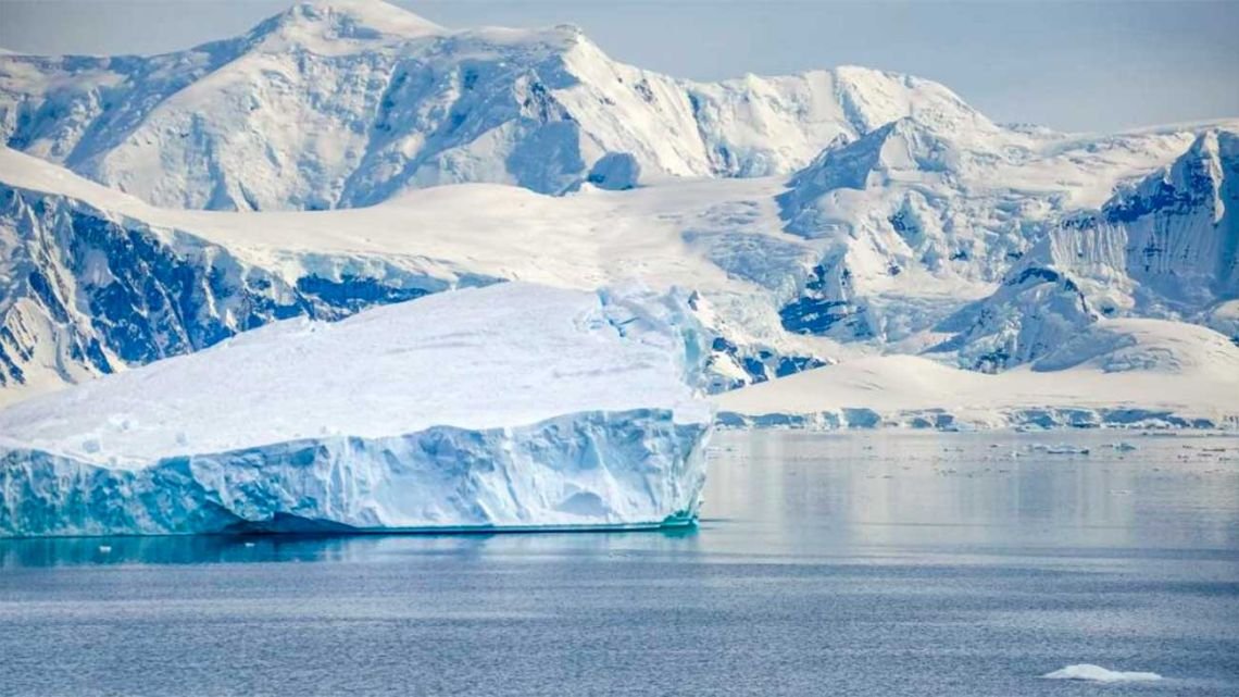 Un triple golpe de “caos climático” derritió el hielo marino de la Antártida y bajó a mínimos históricos