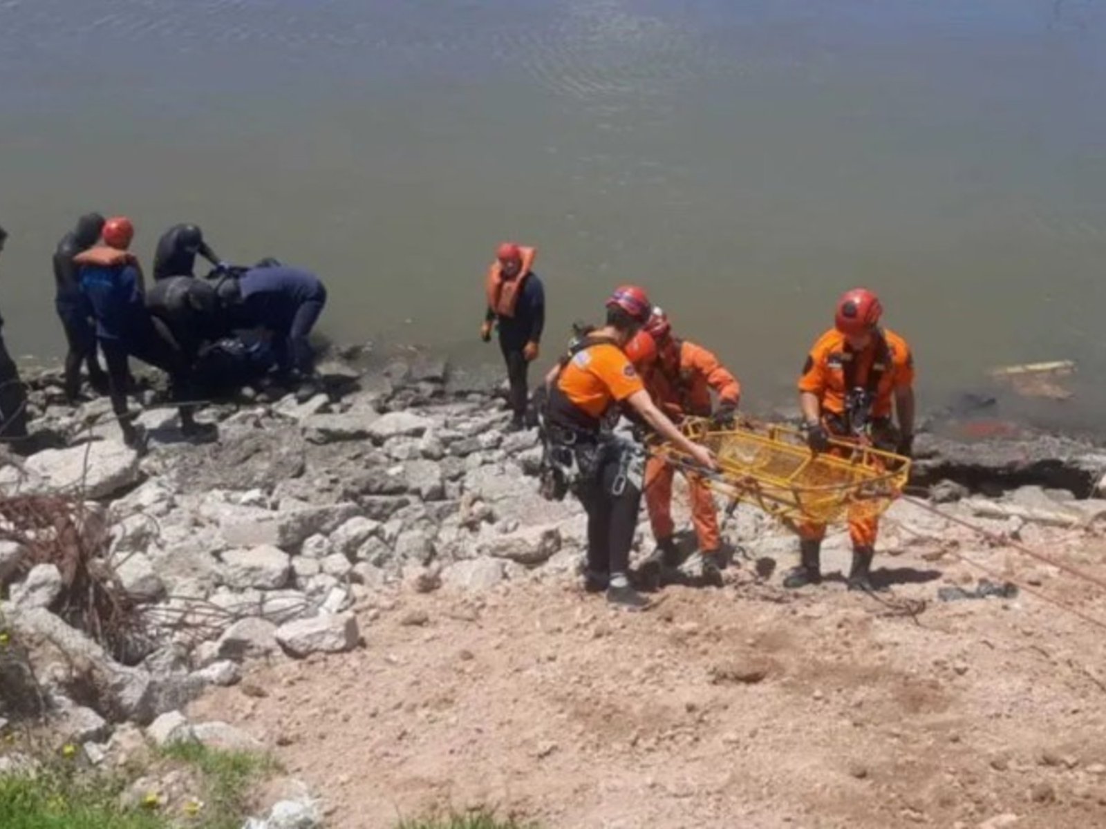 Un turista salió a pescar y murió al caer al agua desde un dique