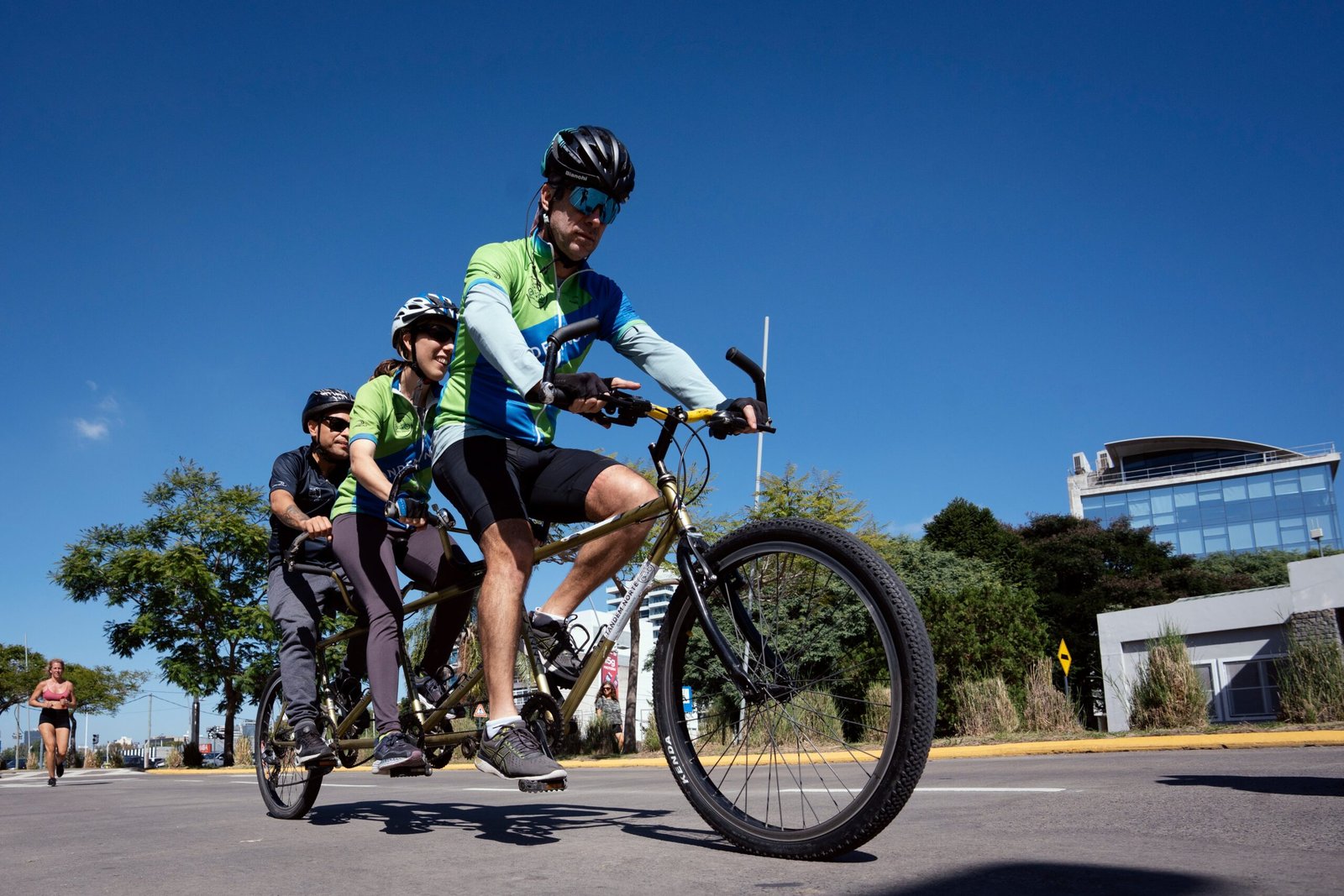 José Toso, uno de los fundadores de Tandem Norte, guía a dos personas en una de las bicicletas del proyecto, en Vicente López, Buenos Aires.