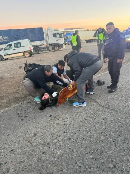 Una gendarme fue hospitalizada tras chocar contra una camioneta en el acceso norte de Trelew 