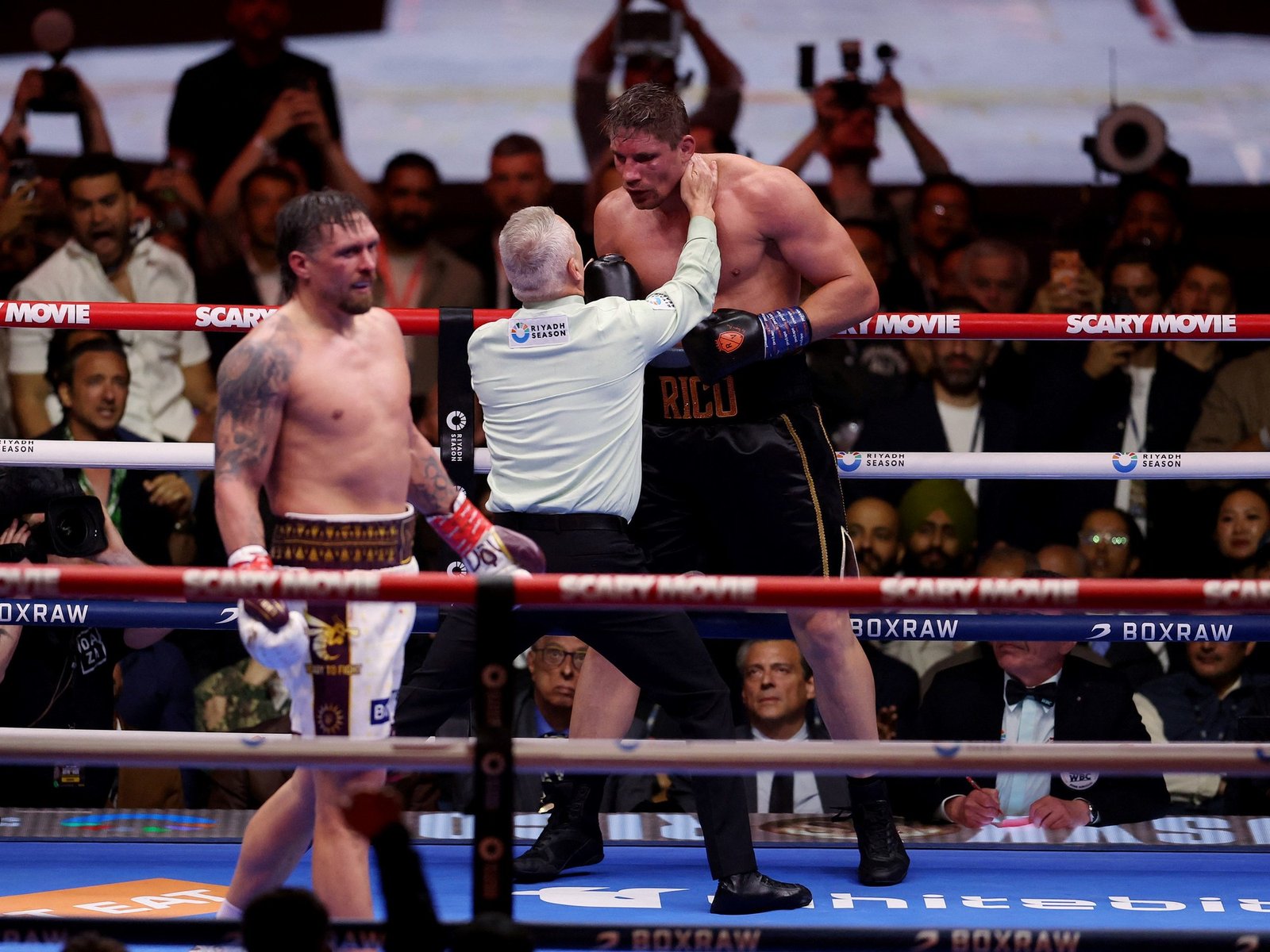 Usyk la pasaba mal con una leyenda del kickboxing, pero un nocaut técnico polémico le salvó el invicto en Egipto