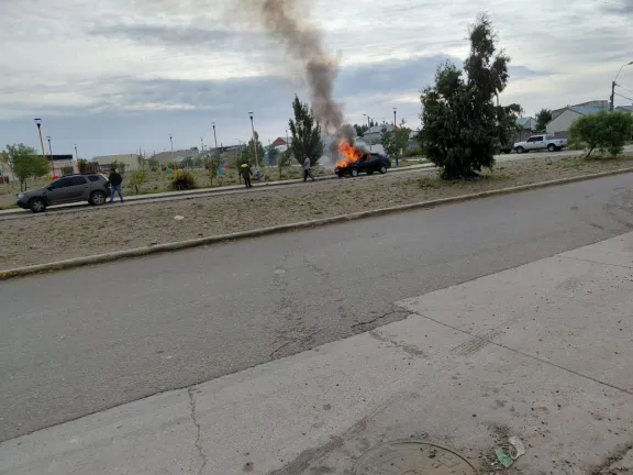 Vehículo se incendió por completo en la calle Nahuel Huapi de Kilómetro 8