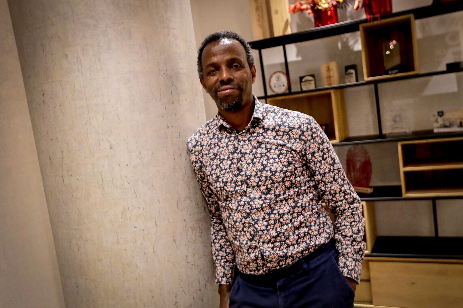 El doctor Wendemagegn Enbiale, experto en Enfermedades Tropicales Desatendidas y salud global, durante una entrevista en Bilbao a propósito de los XI premios Anesvad, el 14 de mayo.