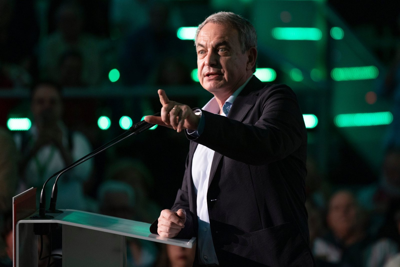 El expresidente del Gobierno de España José Luis Rodríguez Zapatero durante un acto electoral del PSOE en Cádiz.
