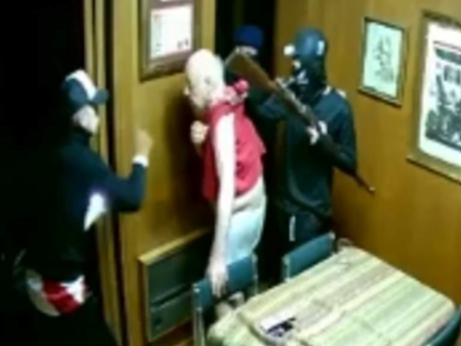abrieron la puerta a las patadas y se llevaron armas y joyas