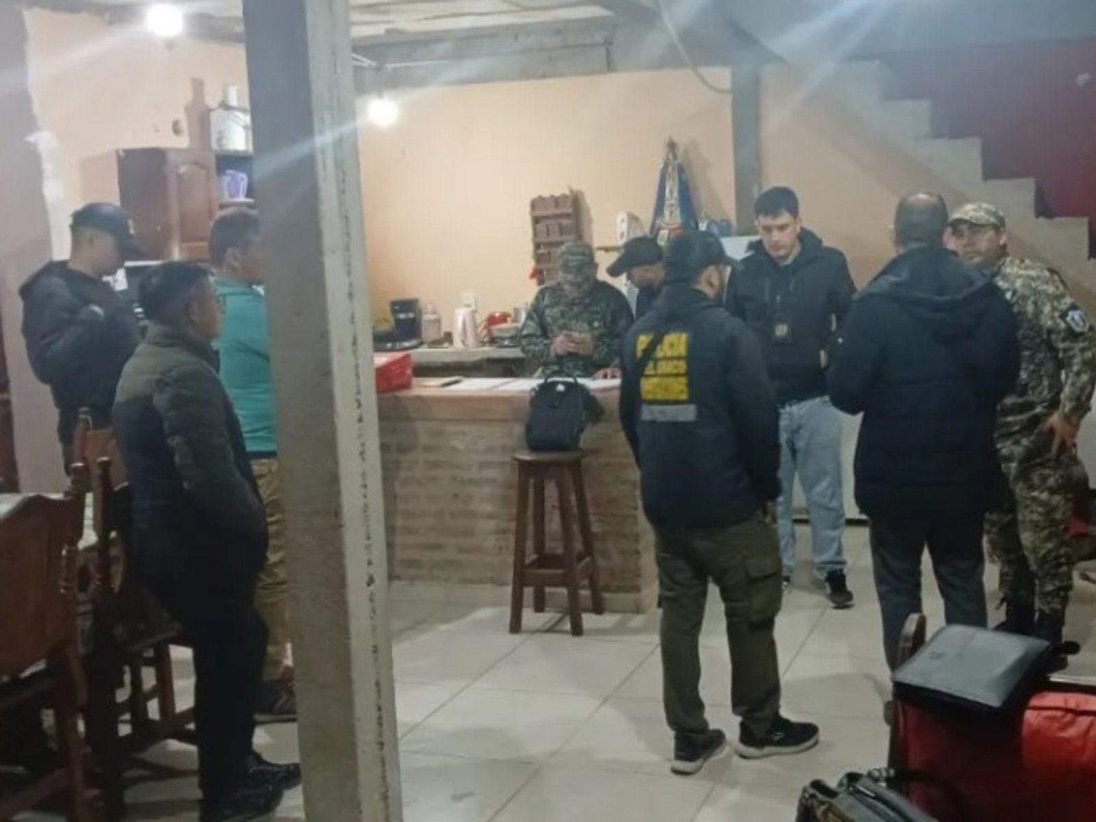 cuatro detenidos y un conflicto entre familias y policías