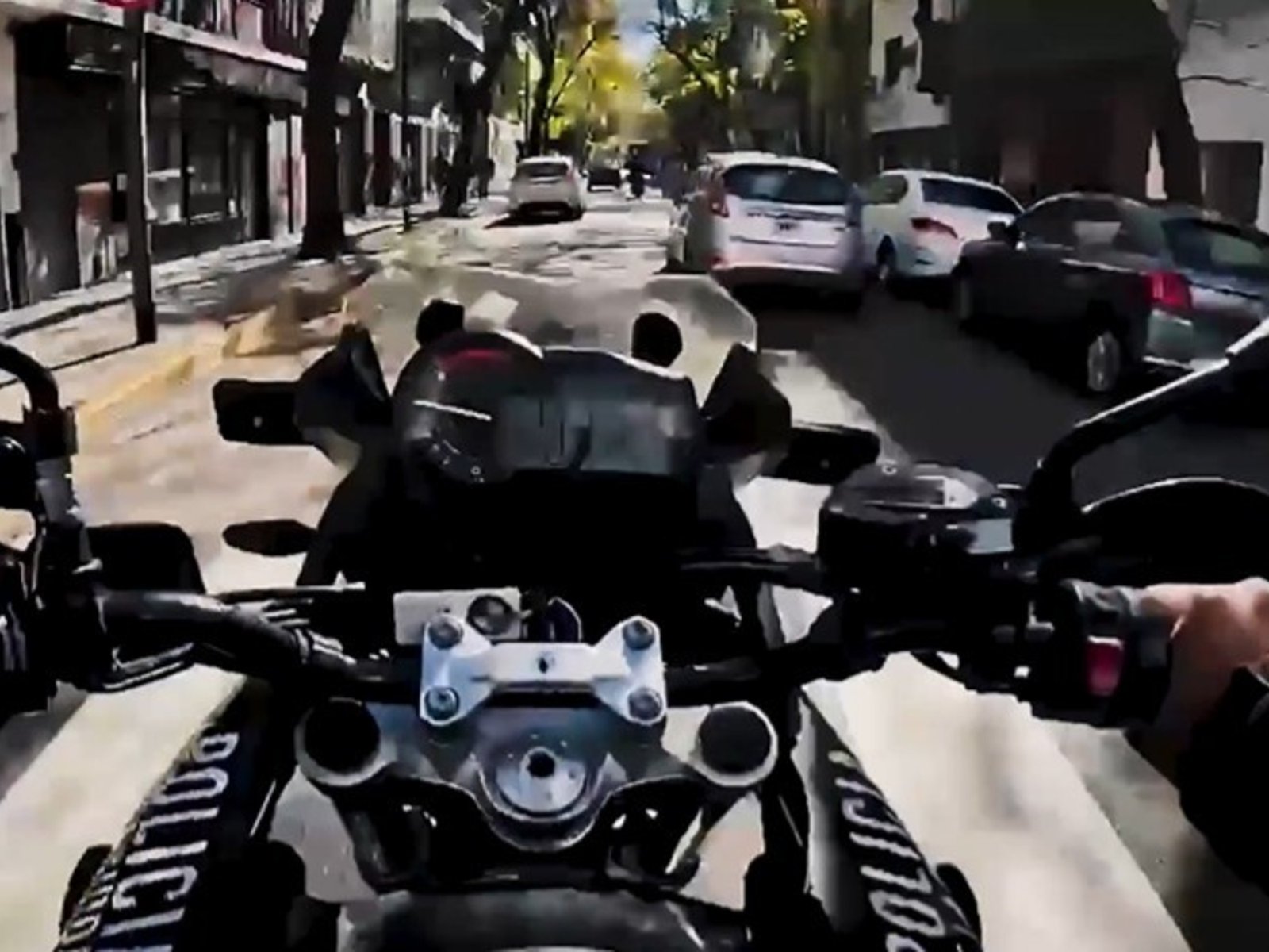 detuvieron a un motochorro colombiano tras perder el control de la moto mientras escapaba