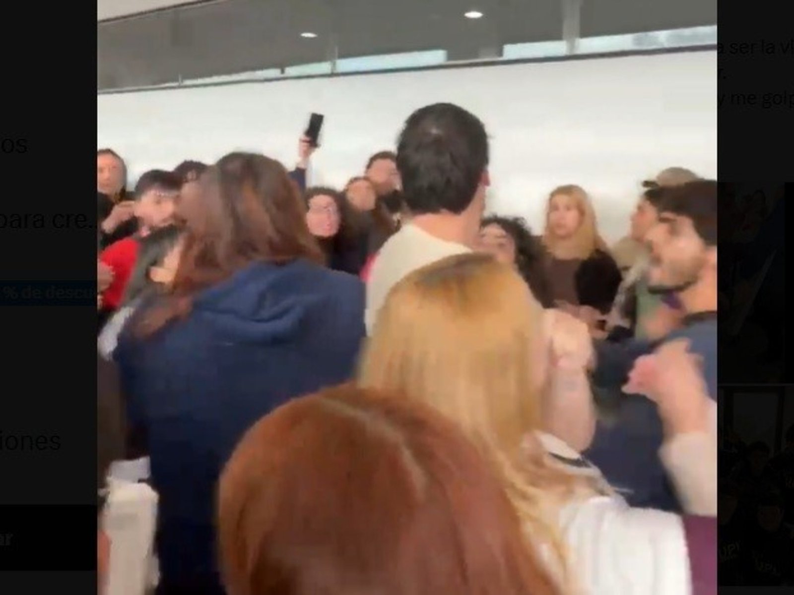 estudiantes vinculados a la izquierda y al kirchnerismo echaron a trompadas a representantes libertarios