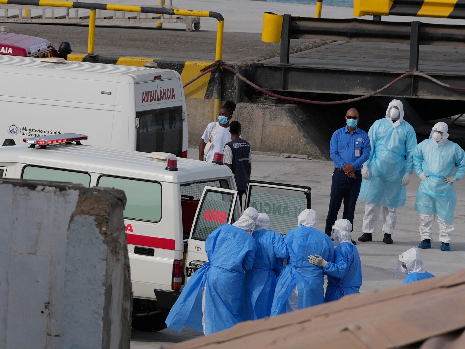 evacuaron a tres enfermos del crucero e identificaron un nuevo caso con una rara cepa que se transmite entre humanos