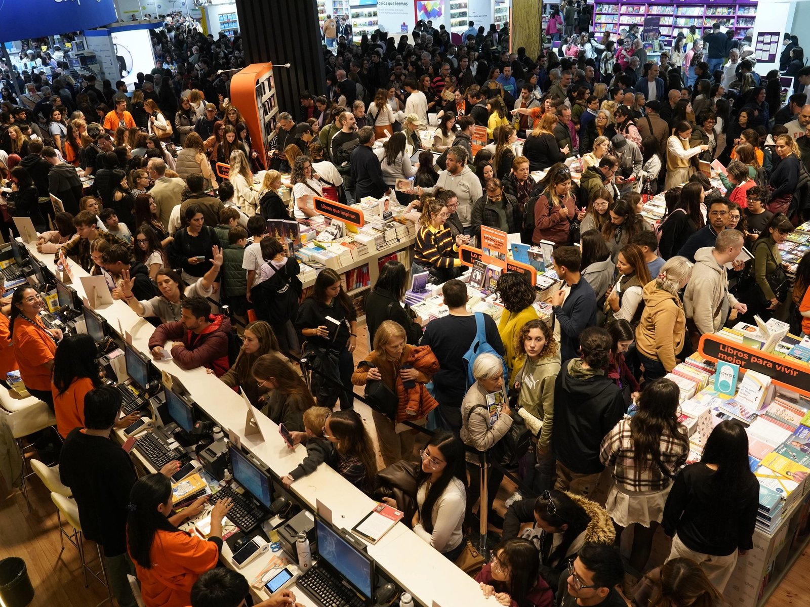 filas interminables para llevarse una firma en un sábado colmado