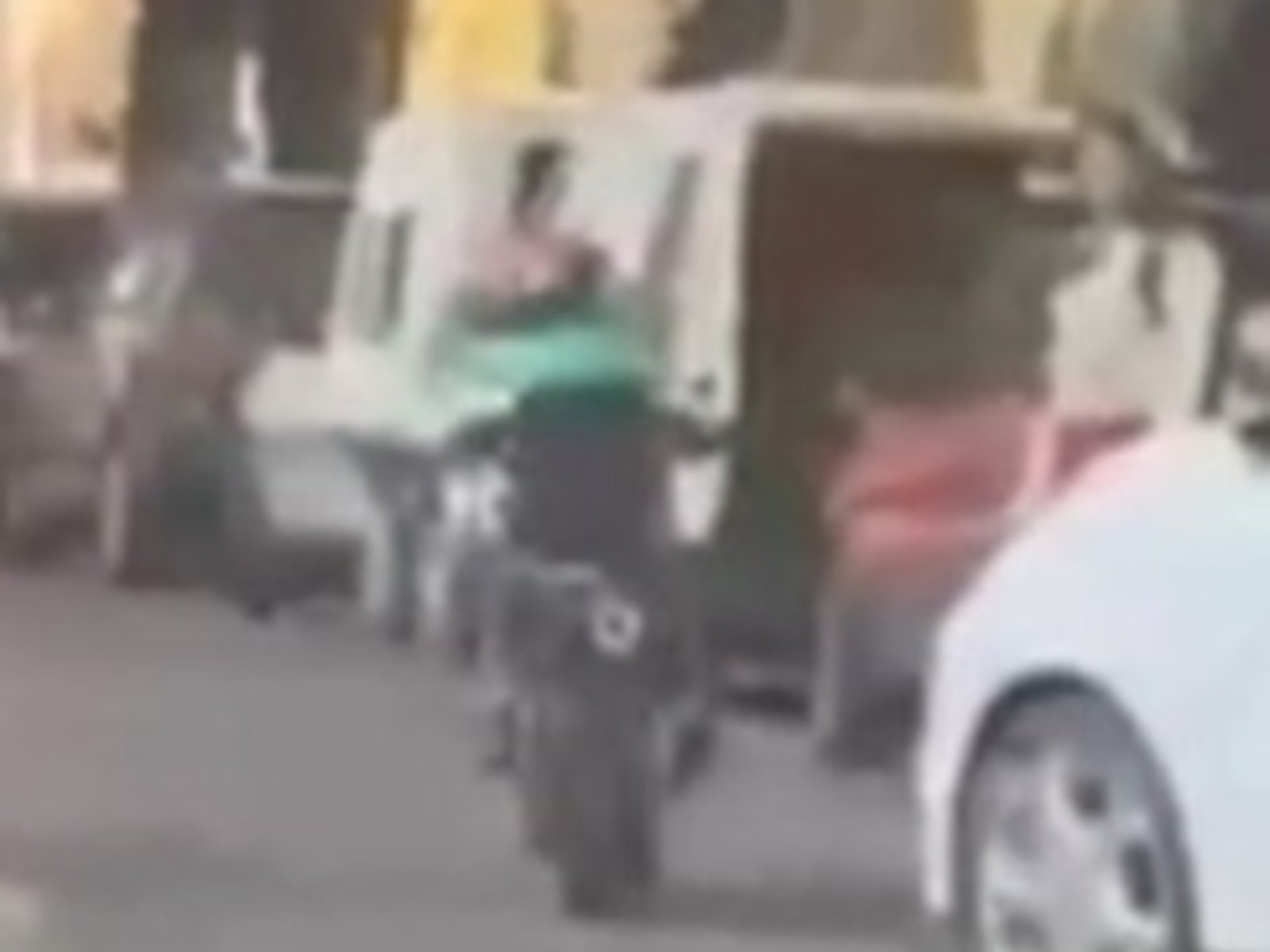 filmaron a un nene manejando una moto y haciendo peligrosas maniobras en una avenida