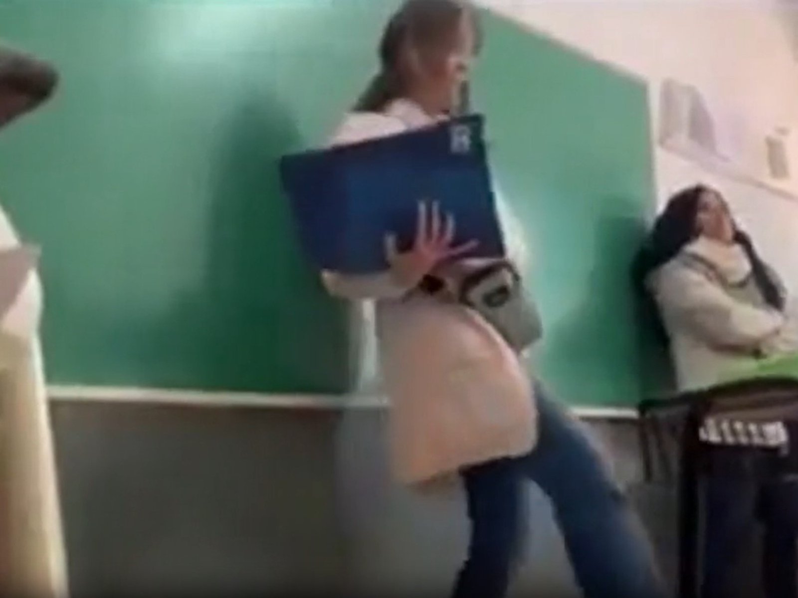 la madre salió a quejarse y defendió a su hijo