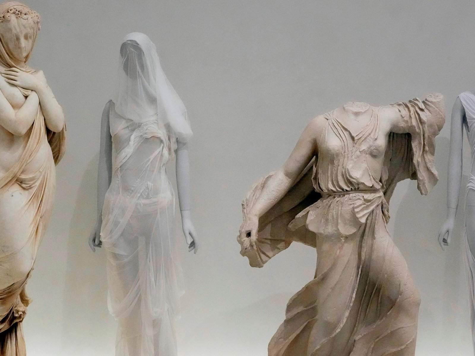 la muestra del Met que redefine los ideales de belleza a través de la moda y el arte