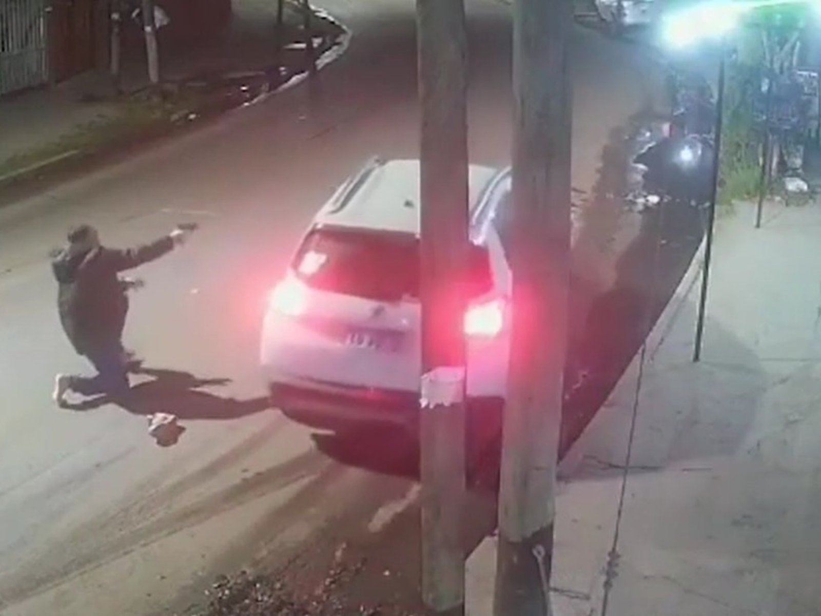 lo bajan del auto con un arma en la cabeza para robarlo, pero era policía y los repelió a tiros