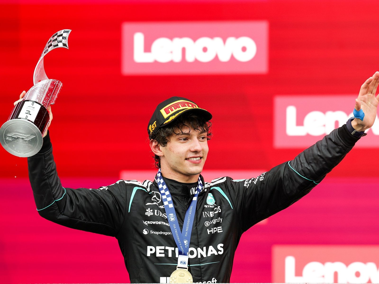 otra vez en lo más alto del podio, junto a dos leyendas
