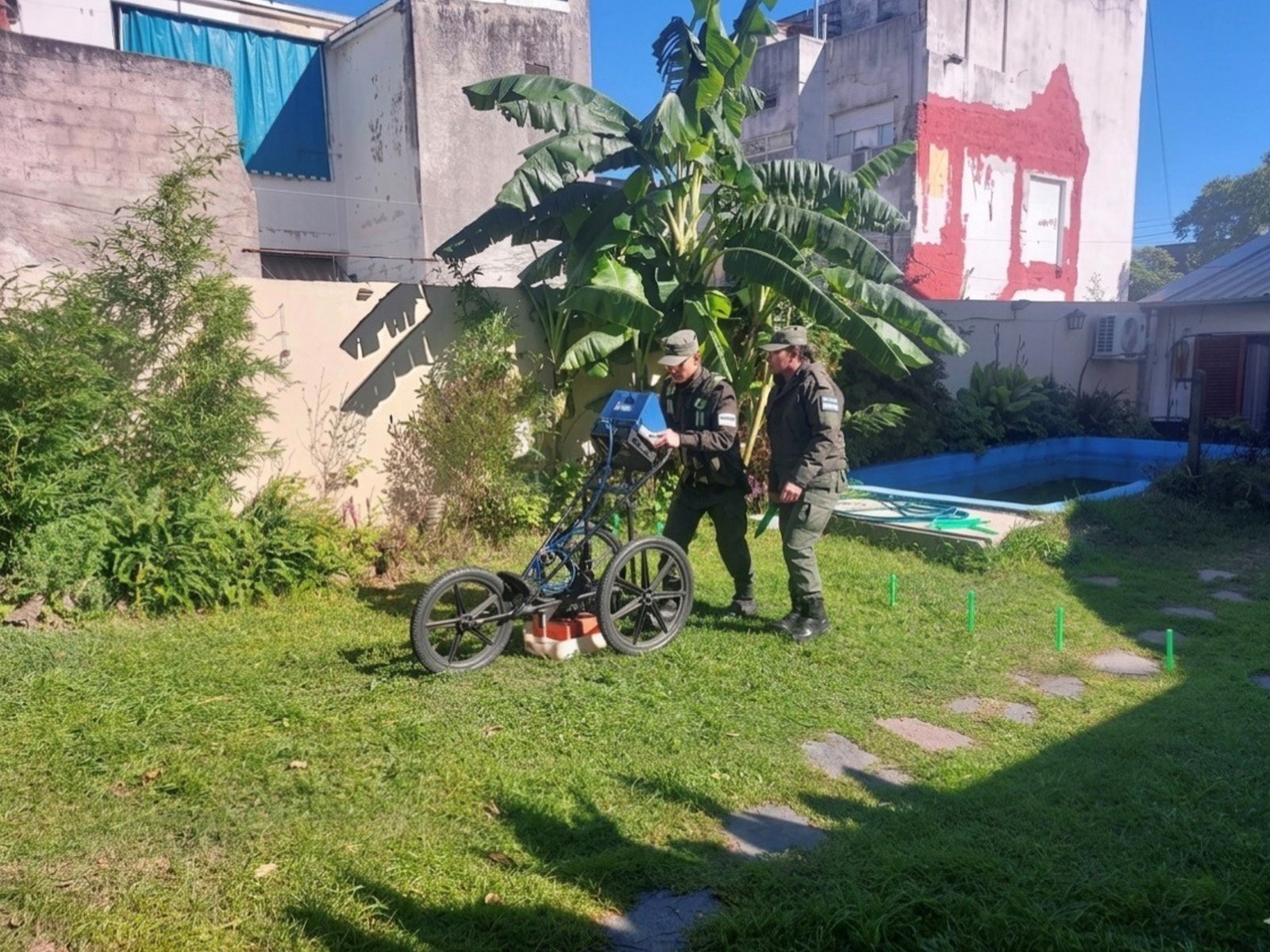por una "anomalía", vuelven a excavar en el jardín donde hallaron los restos de Diego Fernández Lima