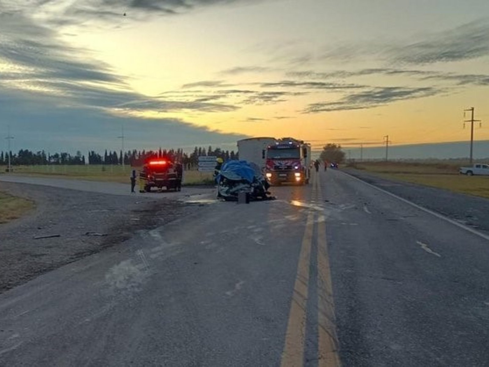 tres muertos por un choque entre una camioneta y un camión en la ruta 8