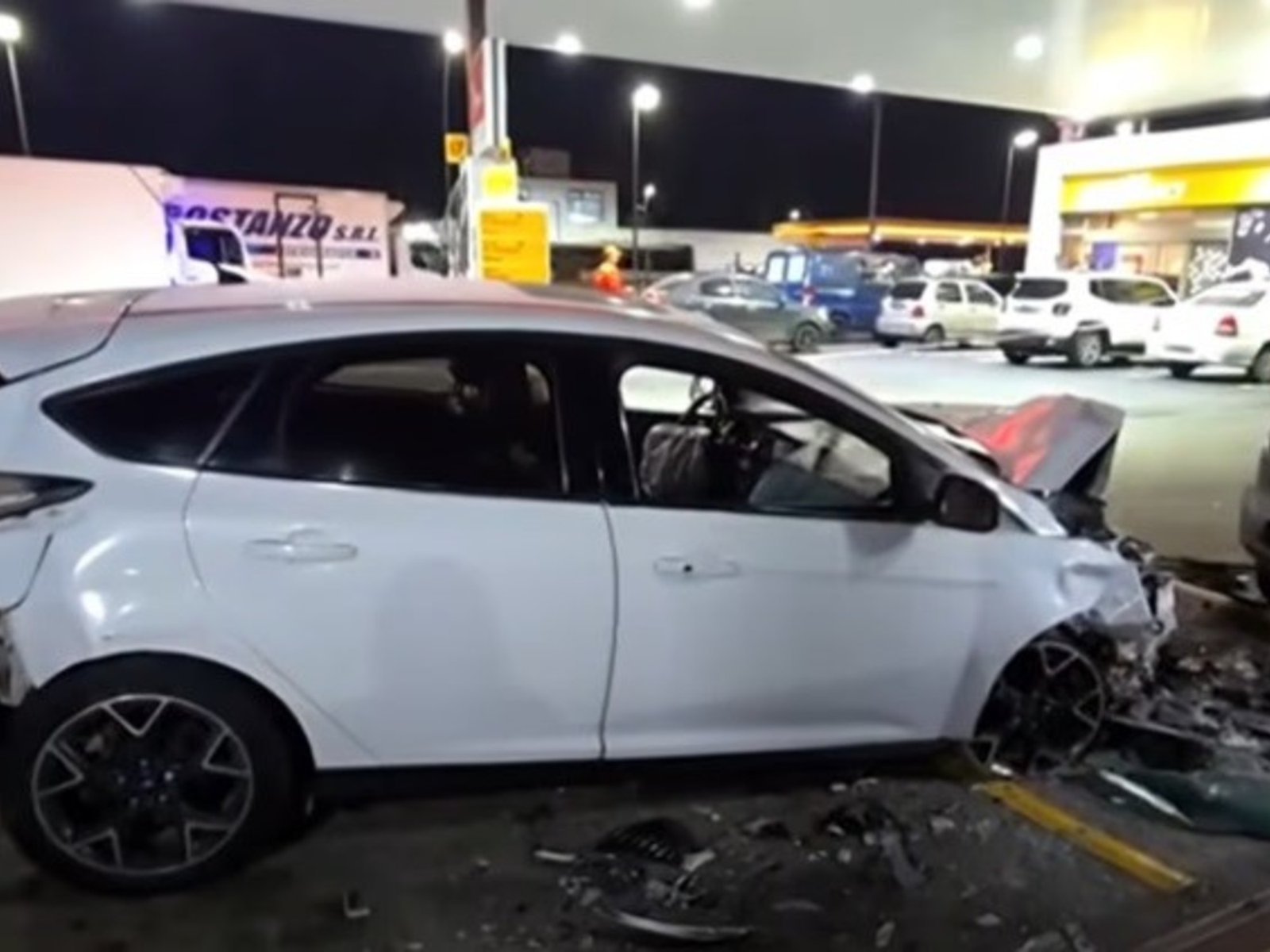 un conductor chocó un auto estacionado y huyó, lo persiguieron y terminó destrozando dos coches más