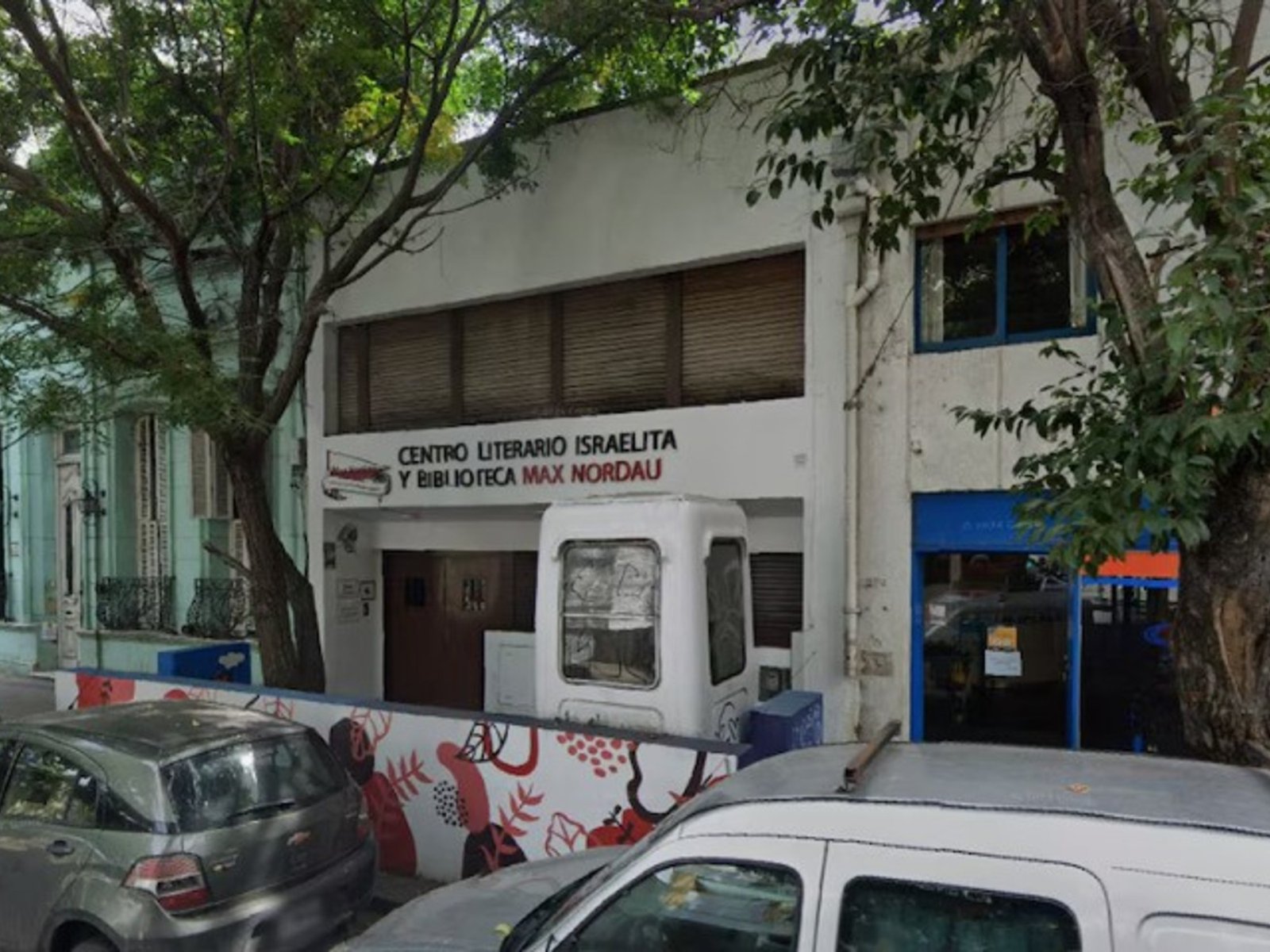 un grupo de desconocidos arrojó una bomba molotov contra el lugar