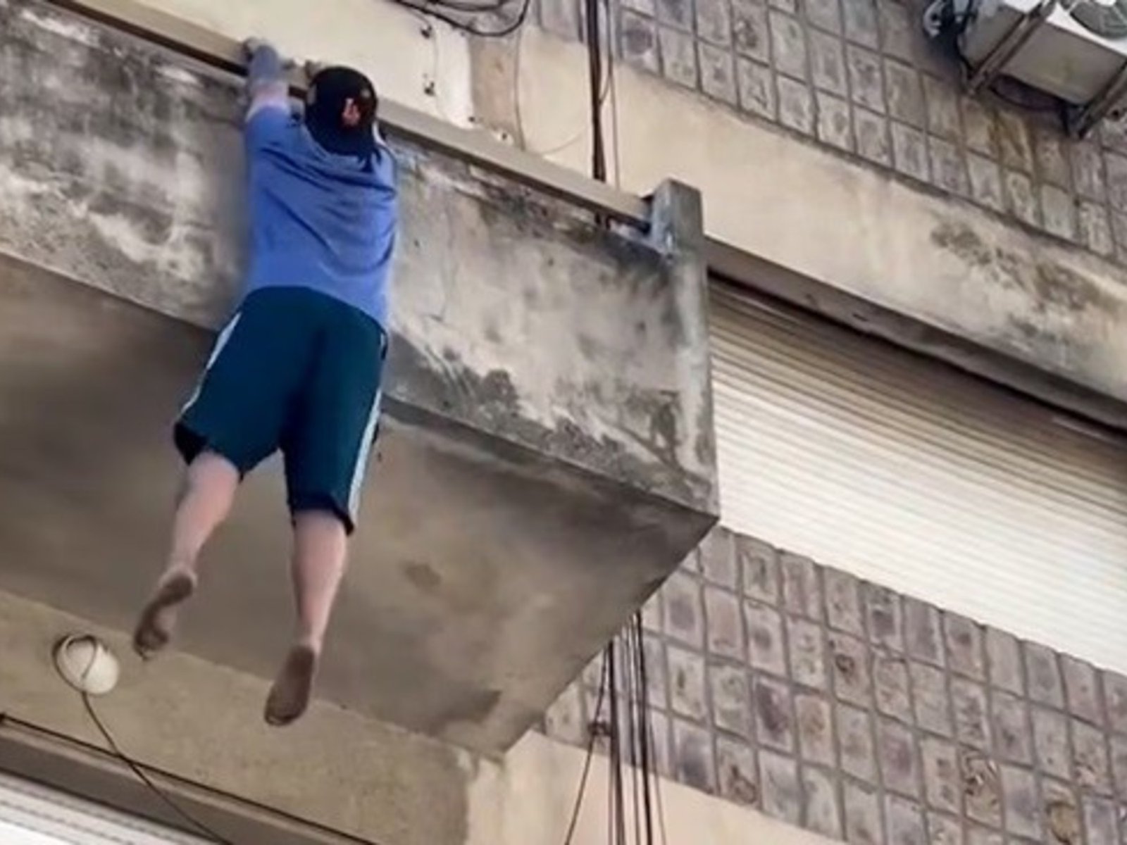 un hombre cayó de un cuarto piso pero se salvó por un patrullero que lo estaba buscando