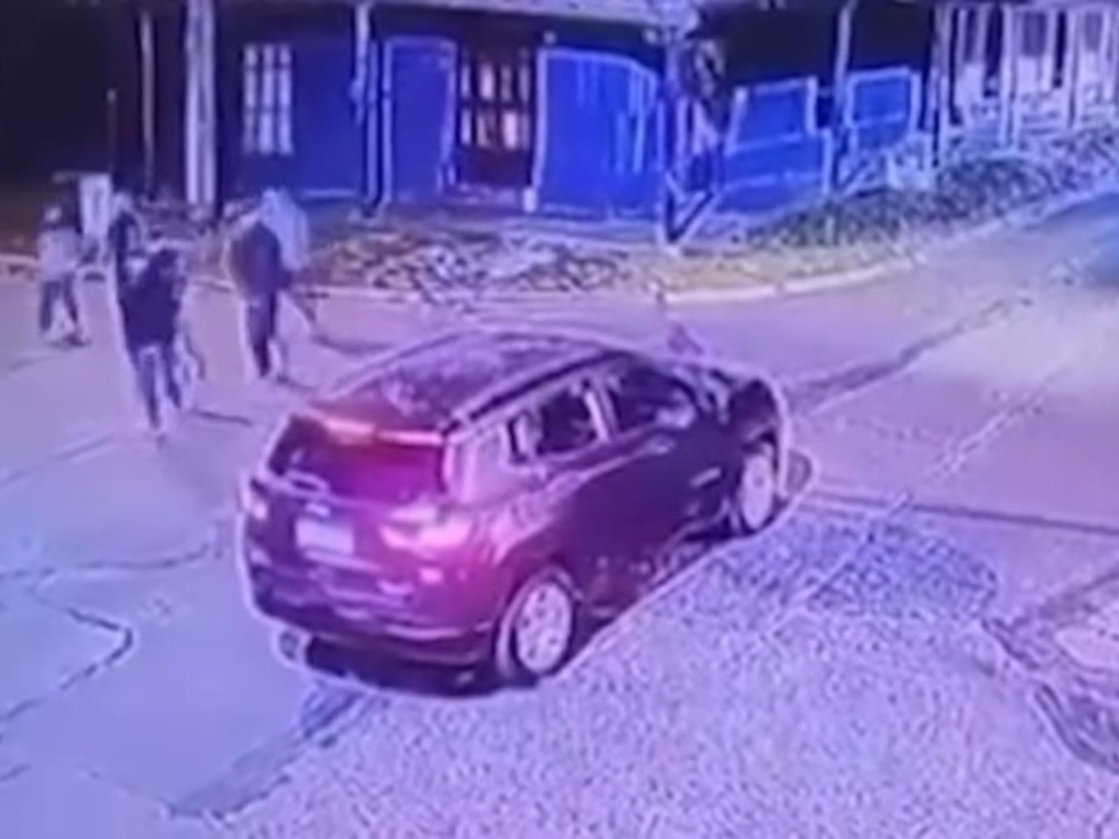 una jubilada salió a perseguir adolescentes con un revólver de juguete a cebita “para poner límites”