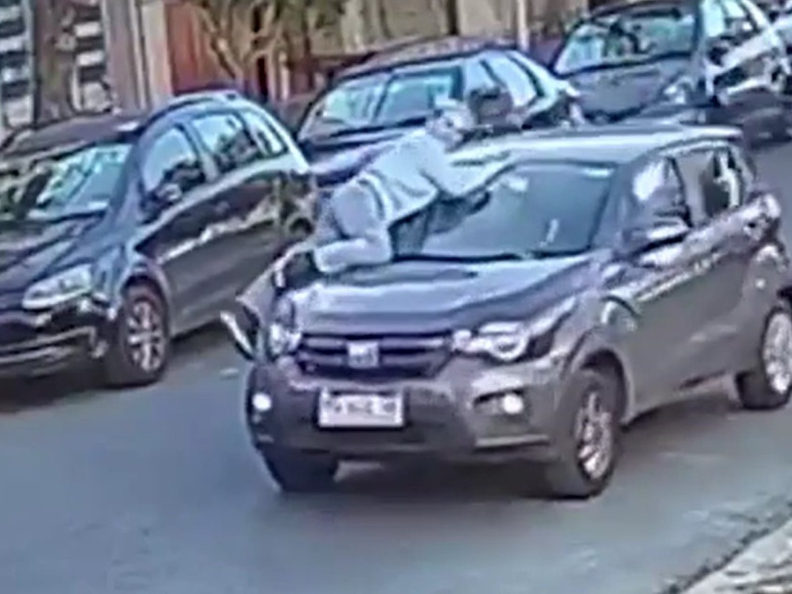 una mujer se colgó del capot de su auto en Ramos Mejía para evitar que se lo roben