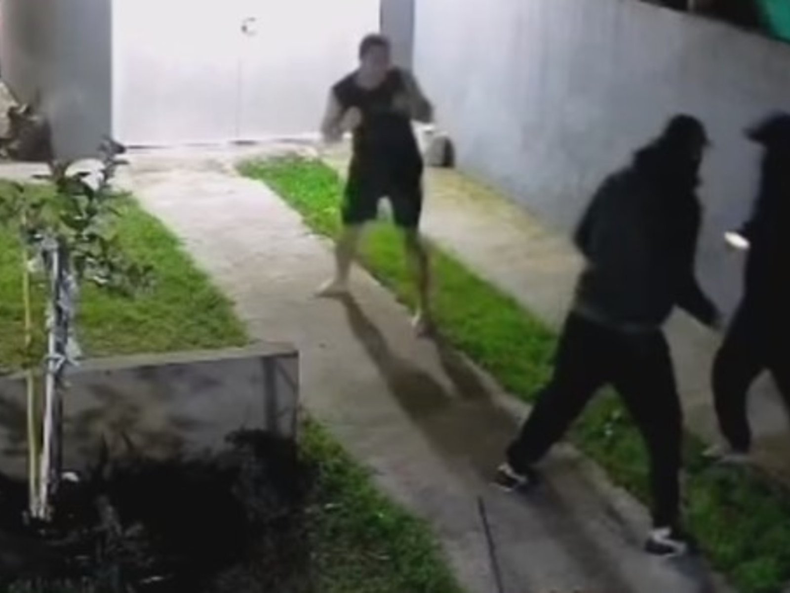 una pareja evitó a las trompadas un asalto a su casa