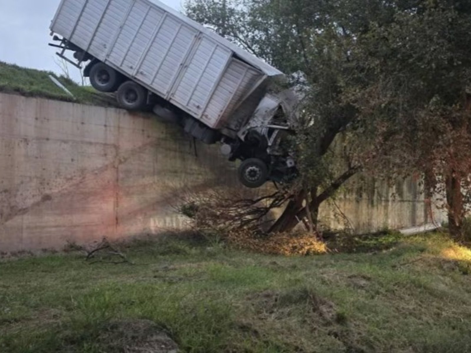 uno de ellos quedó colgado y con riesgo de caerse a una ruta